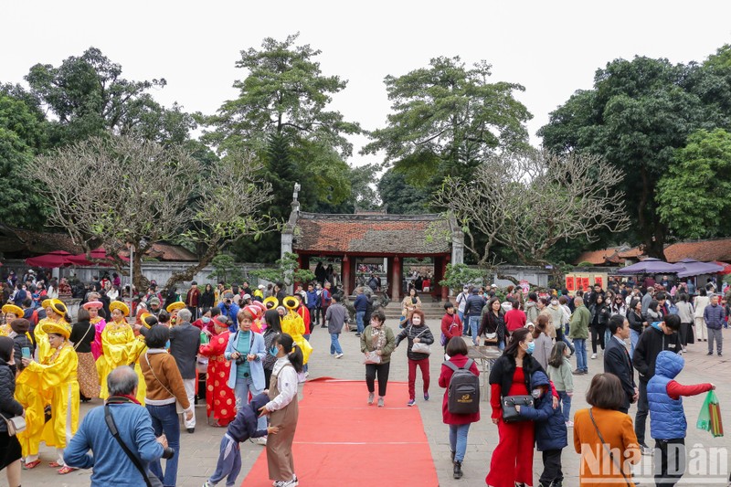 文庙内举办各种活动，吸引了众多游客参与。（日光 摄）