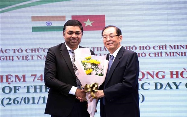 胡志明市越印友好协会主席黄成立向印度驻胡志明市总领事马丹·莫汉·塞西赠送鲜花。