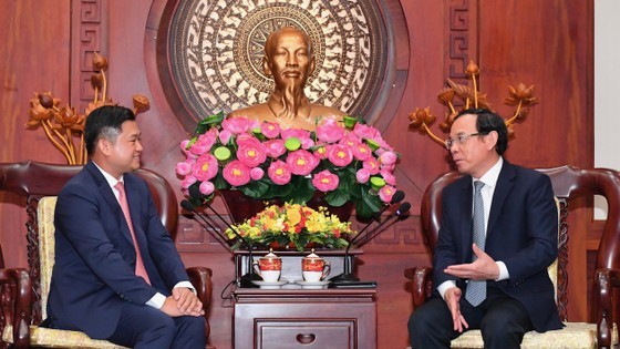 胡志明市市委书记阮文年会见了即将离任前来辞行拜会的柬埔寨驻胡志明市总领事索达雷。
