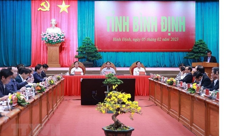 政府总理范明正与平定省委常委会举行工作会谈。（图片来源：越通社）