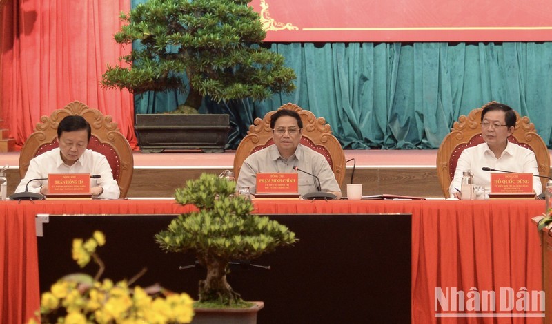 越南政府总理范明正与平定省领导人举行工作会议。