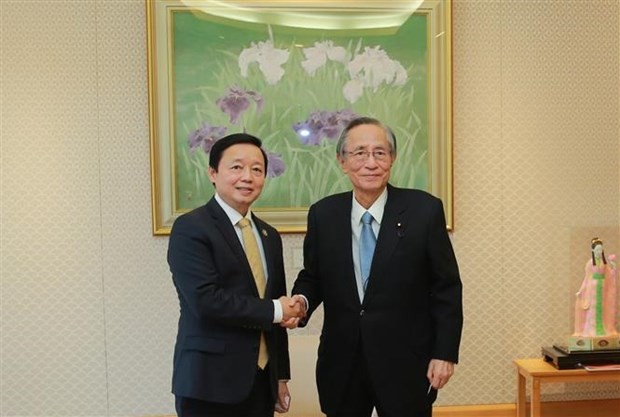 越南政府副总理陈红河会见日本众议院议长细田博之。