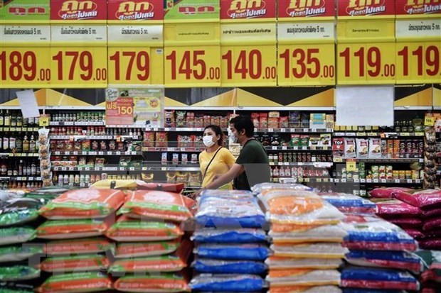附图：泰国曼谷一家超市上出售大米。