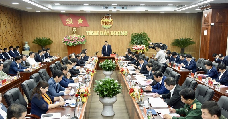 越南政府总理范明正与海阳省委常委会举行工作会谈。（陈海 摄）