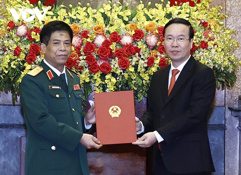 越南国家主席武文赏向越南人民军副总参谋长阮文义中将颁发晋升上将军衔的决定书。