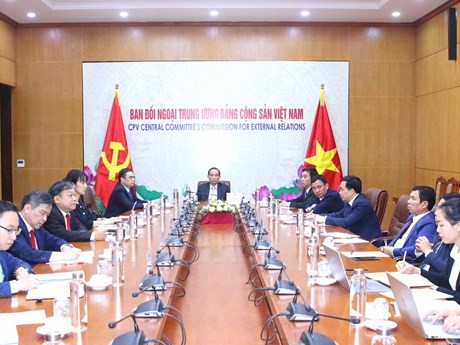 越共中央委员、中央对外部部长黎怀忠率领越南共产党代表团出席对话会。