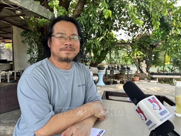泰国文化研究者、记者Songrit Pongern接受越通社记者采访。