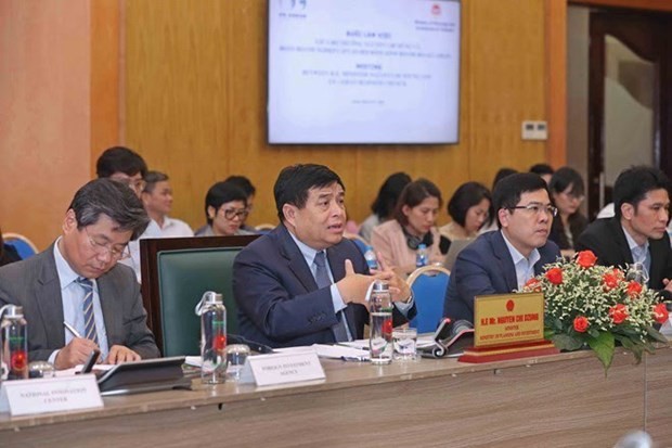 越南计划与投资部部长阮志勇（前排左二）。
