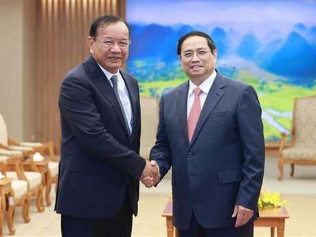 越南政府总理范明正（右）与柬埔寨副首相兼外交与国际合作部大臣布拉索昆。