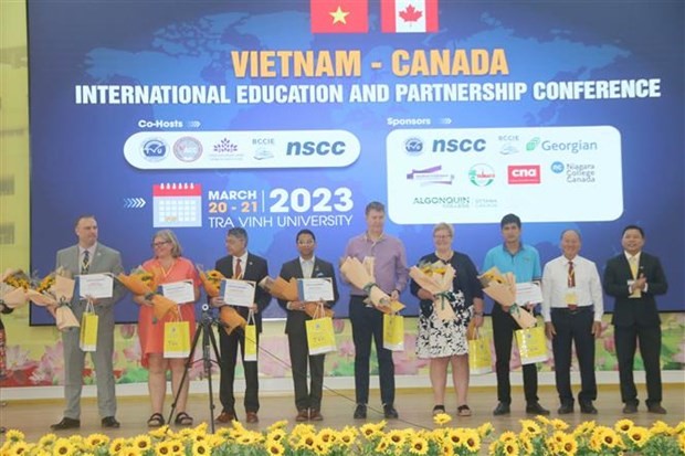 越南茶荣大学领导人向与会代表赠送鲜花。