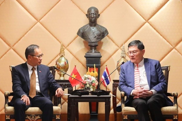 越南驻泰国大使潘志成与泰国高等教育、科学、研究和创新部部长阿内·老塔玛塔。