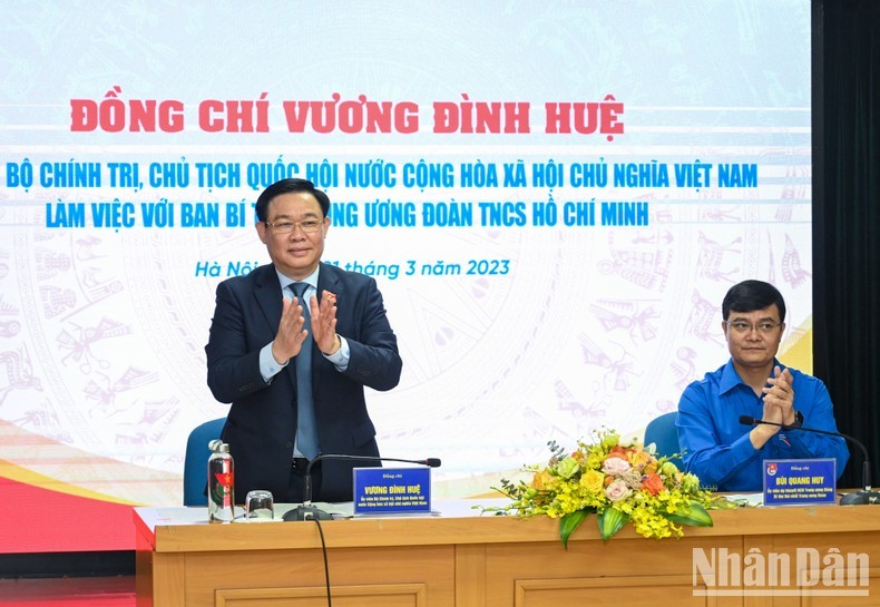 国会主席王廷惠与胡志明共青团中央委员会第一书记裴光辉主持会议。（维玲 摄）