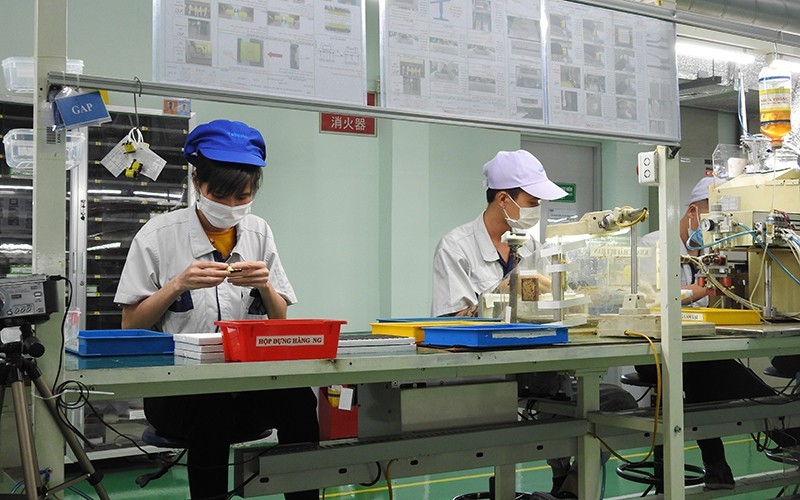 工人在越南田渊电机有限公司组装组件。
