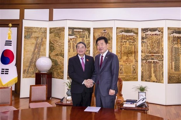 越南国会副主席阮德海（左）与韩国国会议长金振杓。