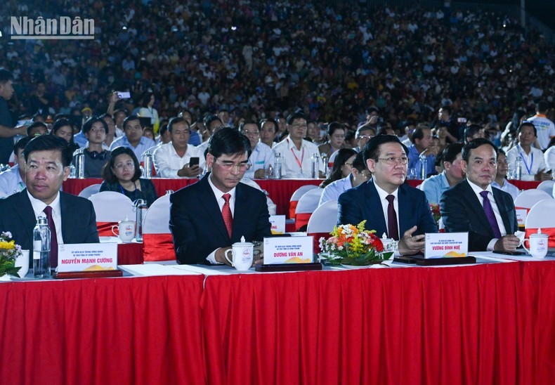 国会主席王廷惠，政府副总理陈流光同平顺省领导人一同出席开幕式。