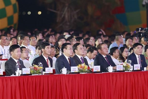 越南国会主席王廷惠和各位代表出席2023年国家旅游年开幕式。