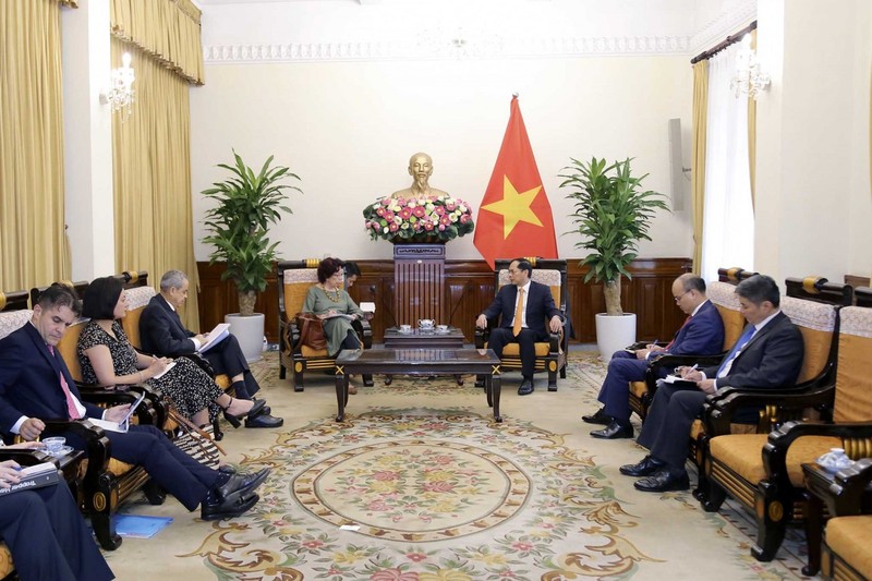 越南外交部长裴青山会见墨西哥外交部副部长卡门·莫雷诺·托斯卡诺。