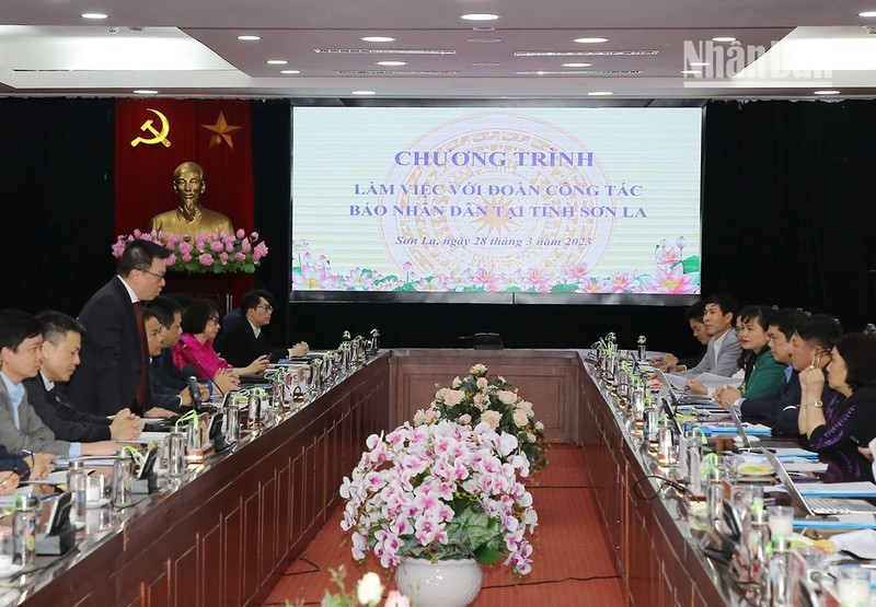 《人民报》社总编辑黎国明与山罗省省委领导人举行工作会谈。