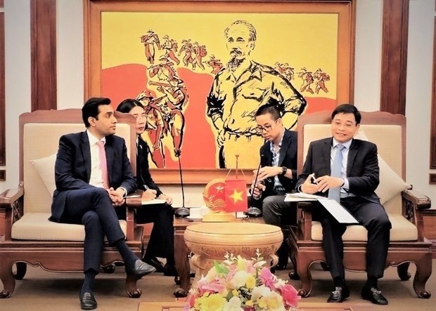 越南交通运输部部长阮文胜会见阿达尼港口和经济特区有限公司首席执行官卡兰·阿达尼。