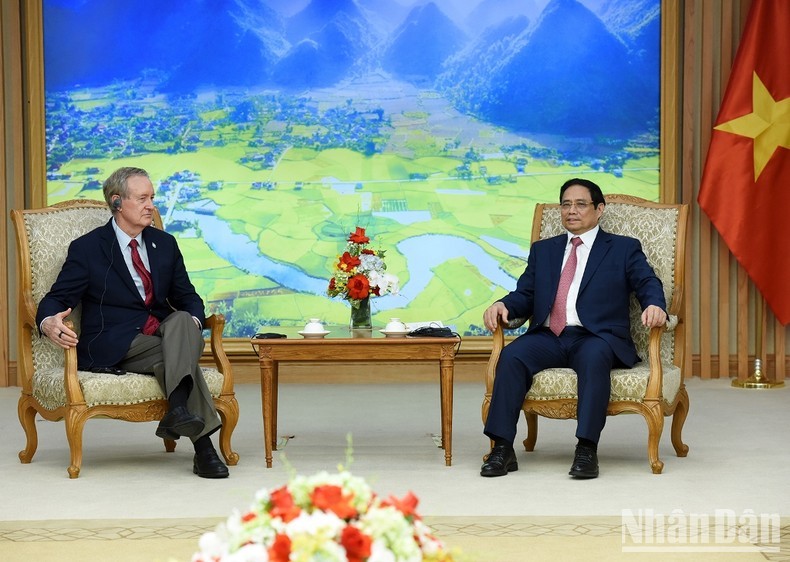 越南政府总理范明正会见美国参议院代表团。