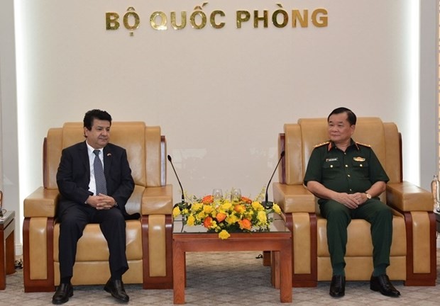 越共中央委员、越南国防部副部长黄春战上将会见智利驻越大使塞尔吉奥·纳雷亚·古兹曼(Sergio Narea Guzman)。