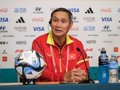 越南女足球队主教练梅德钟。