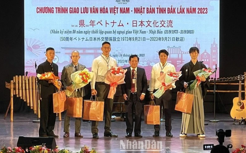 得乐省越日友好协会主席陈永景向出席2023年越日文化交流活动的各位代表赠送礼物。