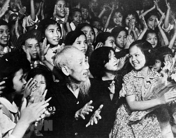 六·一儿童节之际，1969年5月31日晚， 胡志明主席 和首都儿童共同观看音乐表演。