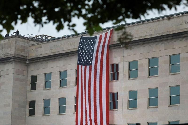 “9·11”恐袭事件21周年纪念活动2022年9月11日举行，美国国旗在华盛顿五角大楼挂着。