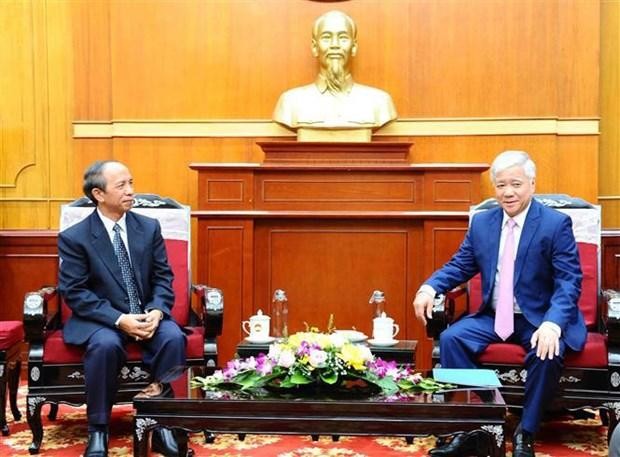 越南祖国阵线中央委员会主席杜文战会见老挝建国阵线中央委员会常务副主席坎佩·布达维恩。