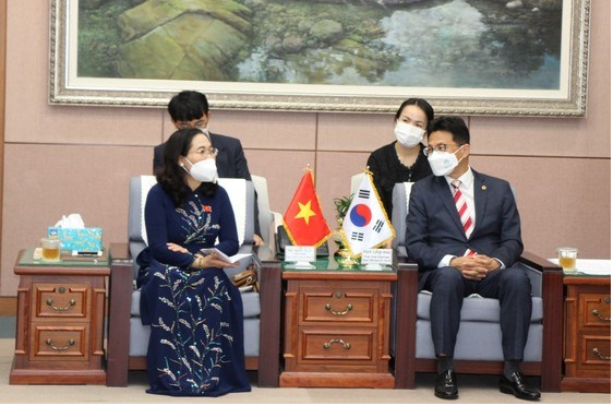 胡志明市委副书记、人民议会主席阮氏丽与釜山市议会常务副主席朴正木。
