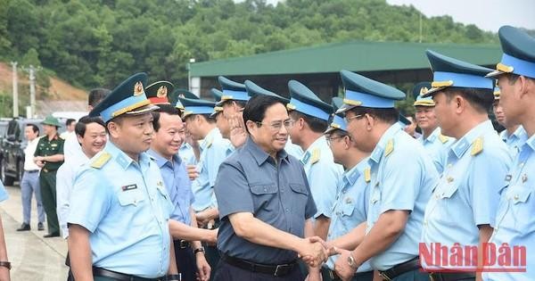 范明正总理造访921号空军团。