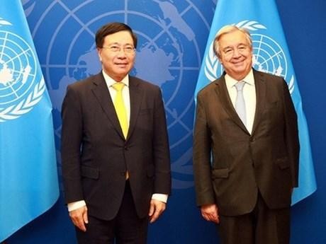 越南政府常务副总理范平明与联合国秘书长安东尼奥·古特雷斯合影。
