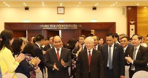 越共中央总书记阮富仲和国家主席阮春福莅临出席纪念仪式。