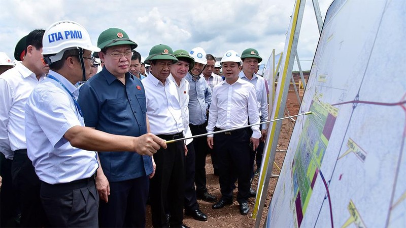 国会主席王廷惠视察隆城国际机场施工进度。
