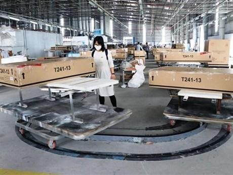 平阳省一家木制家具企业对出口到美国市场的产品进行检查。