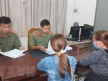 越南职能部门询问被中介机构骗到柬埔寨进行非法工作的越南公民。