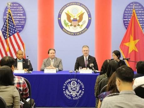 美国国务院负责东亚和太平洋事务的助理国务卿丹尼尔•克里滕布林克会见越南记者。