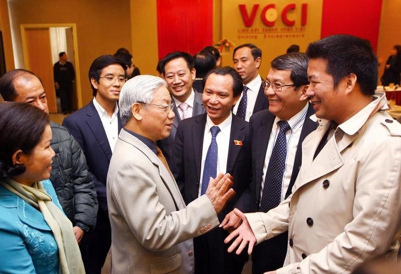 越共中央总书记阮富仲2011年12月17日在与越南工商会举行座谈会时与企业界代表交流。（图片来源：阮庆 摄）