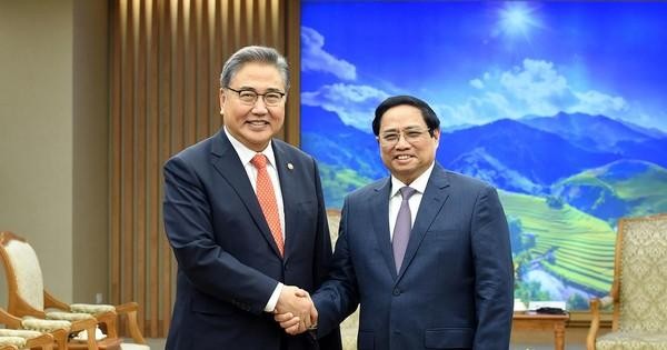 范明正总理与韩国外长朴振握手。