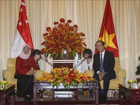 胡志明市委书记阮文年会见新加坡总统哈莉玛•雅各布。