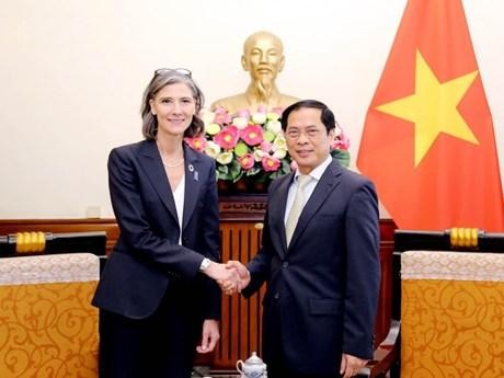 裴青山部长与联合国开发计划署驻越南首席代表拉姆拉·阿勒哈利迪握手。
