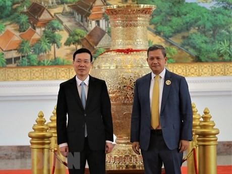越共中央书记处常务书记武文赏（左）与柬埔寨王家军队副总司令兼陆军司令洪玛内。（图片来源：越通社）