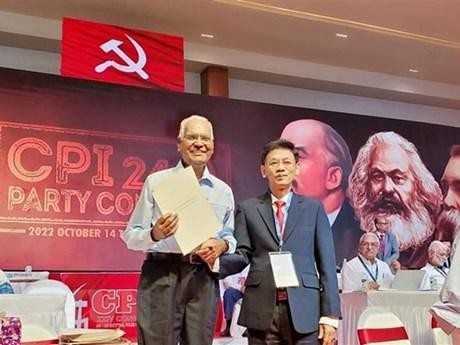 印度共产党总书记多赖萨米·拉贾与朔庄省委书记林文敏合影。