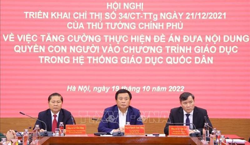 胡志明国家政治学院院长阮春胜主持召开会议。