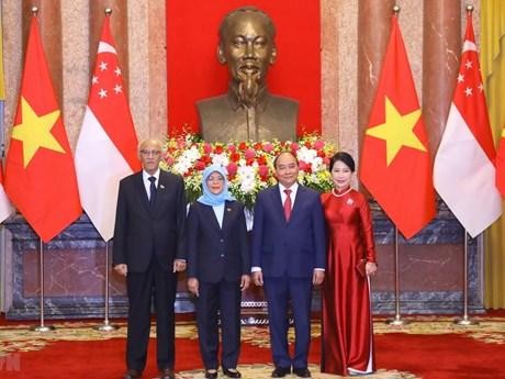 新加坡总统夫妇与越南国家主席阮春福夫妇合影。