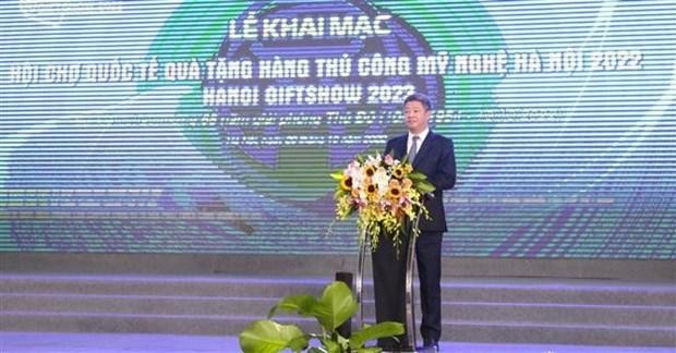 河内市人民委员会副主席阮孟权在展会开幕式上发言。