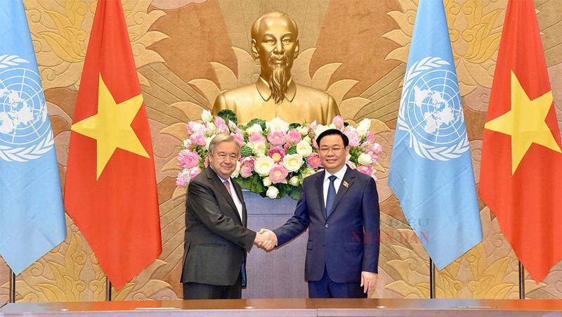 国会主席王廷惠与联合国秘书长安东尼奥·古特雷斯握手。