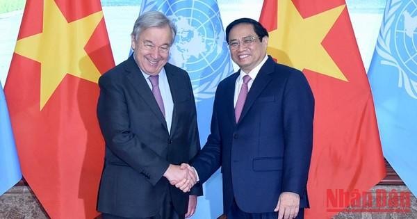 范明正总理与联合国秘书长安东尼奥·古特雷斯握手。