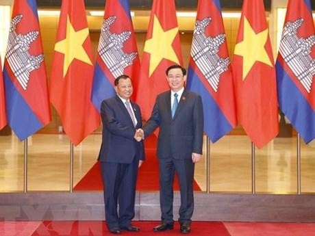越南国会主席王廷惠与柬埔寨参议院主席赛冲握手。